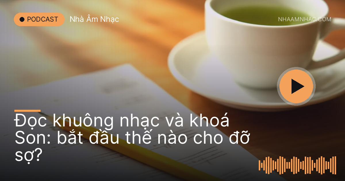 Bút chì và tờ giấy kẻ khuông nhạc trên bàn gỗ cạnh tách trà