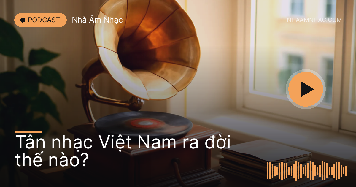 Máy hát quay tay và chồng đĩa cũ trên tủ gỗ trong nhà phố