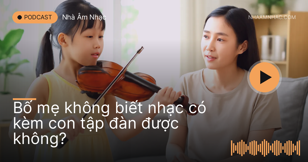 Mẹ ngồi trên sofa lắng nghe con gái kéo đàn violin giữa phòng khách