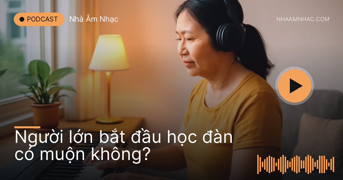 Người phụ nữ trung niên tập đàn piano điện buổi tối, đeo tai nghe