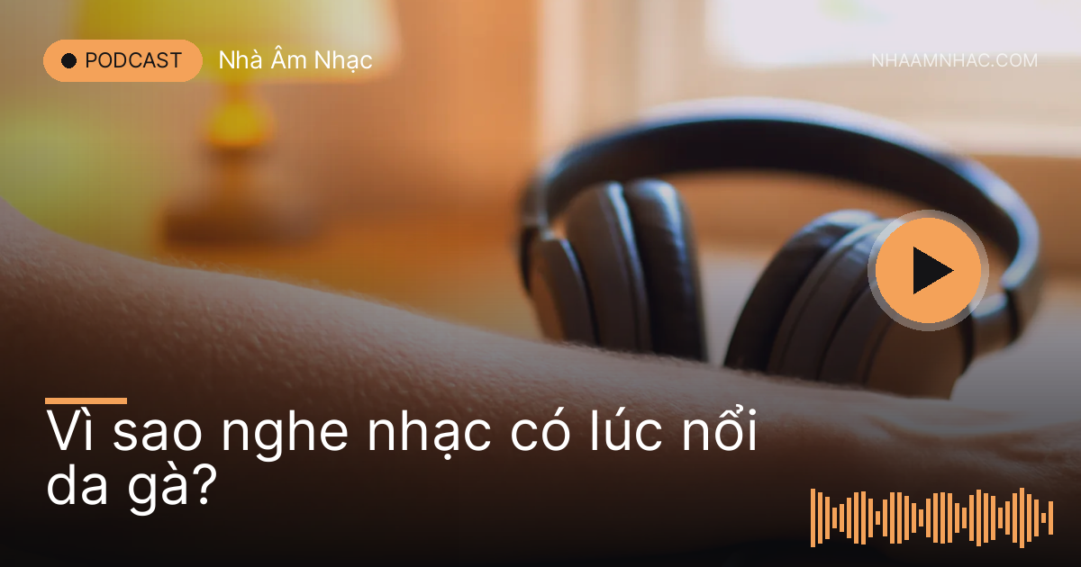 Cận cảnh cánh tay nổi da gà đặt cạnh chiếc tai nghe dưới ánh đèn ấm